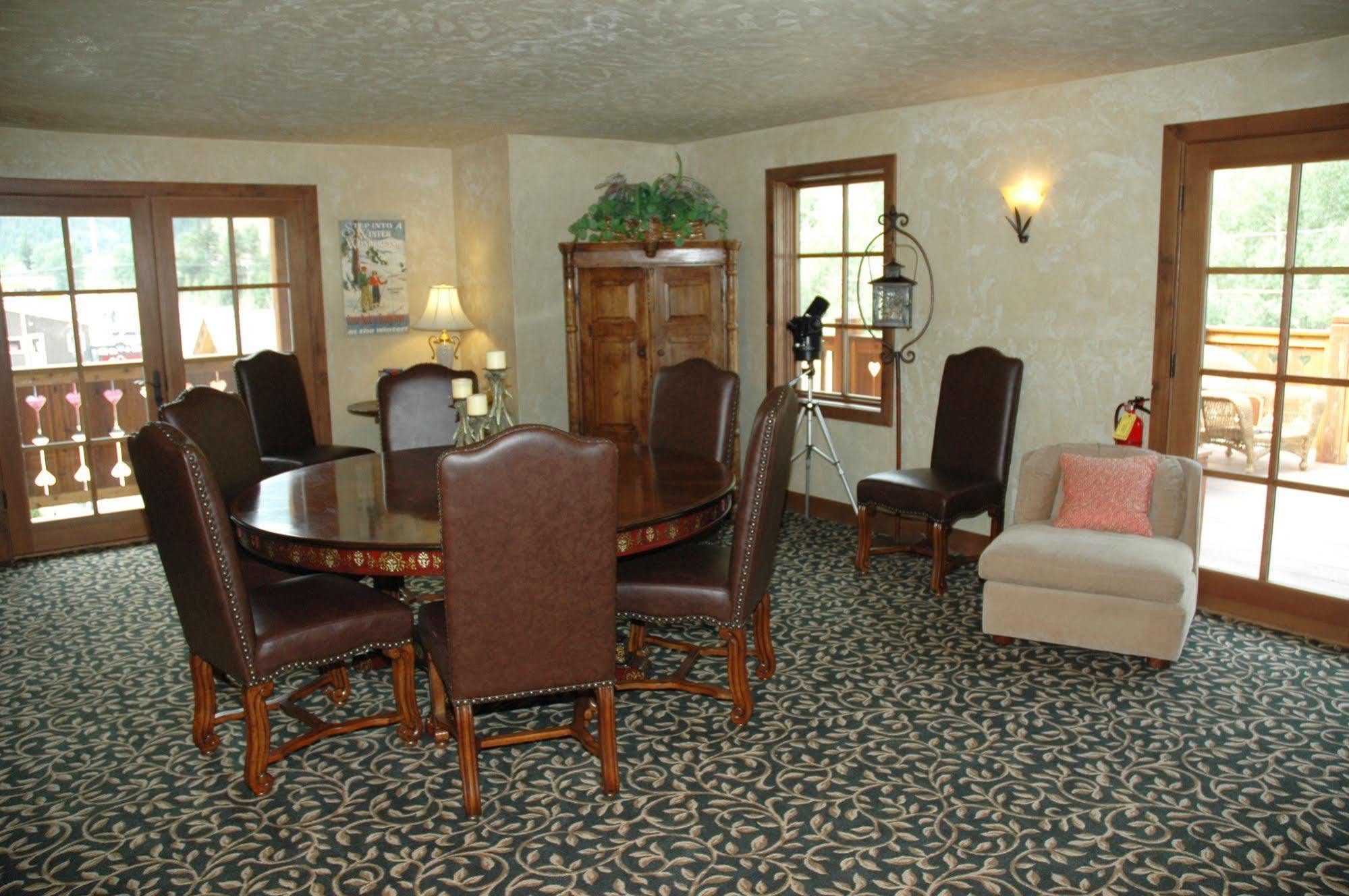 Hotel Chateau Chamonix Georgetown Bagian luar foto